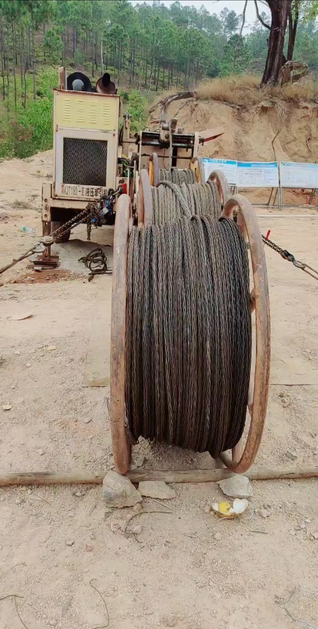 电网输变电线路工程#电力工程导线牵引机准备放线,大家见过吗-度小视