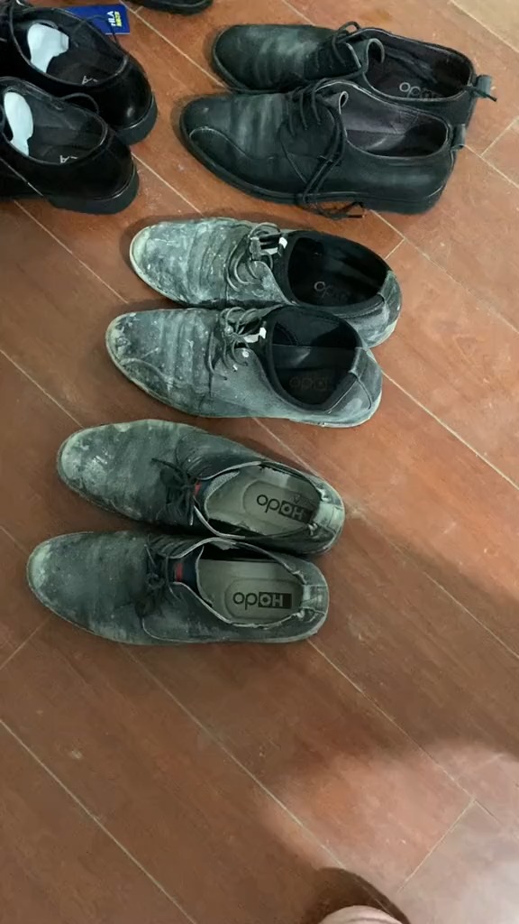 做工地的男人很辛苦,5个月跑坏三双皮鞋,给你再备两双,你可劲跑吧!