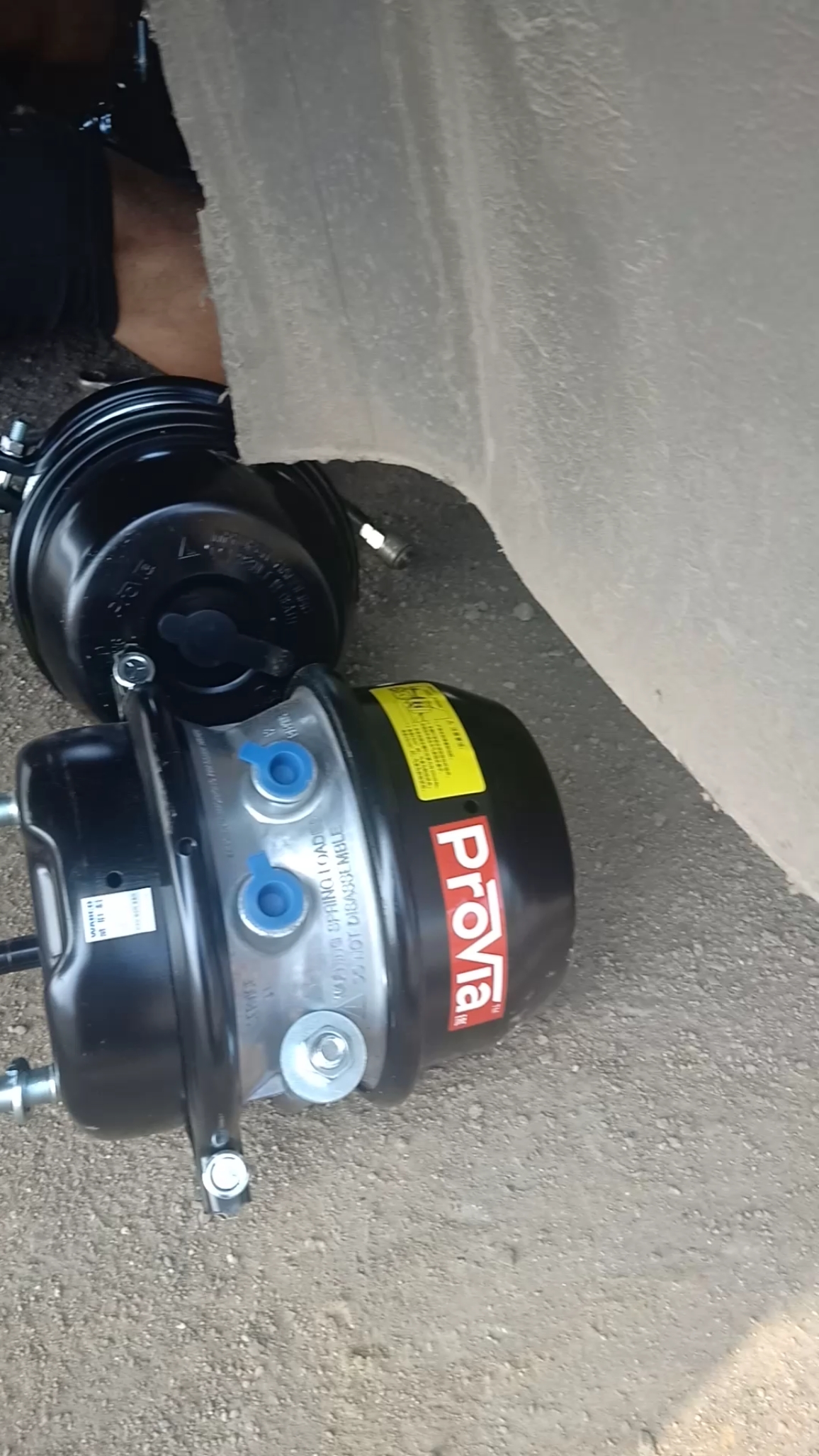 刹车分泵漏气换三个