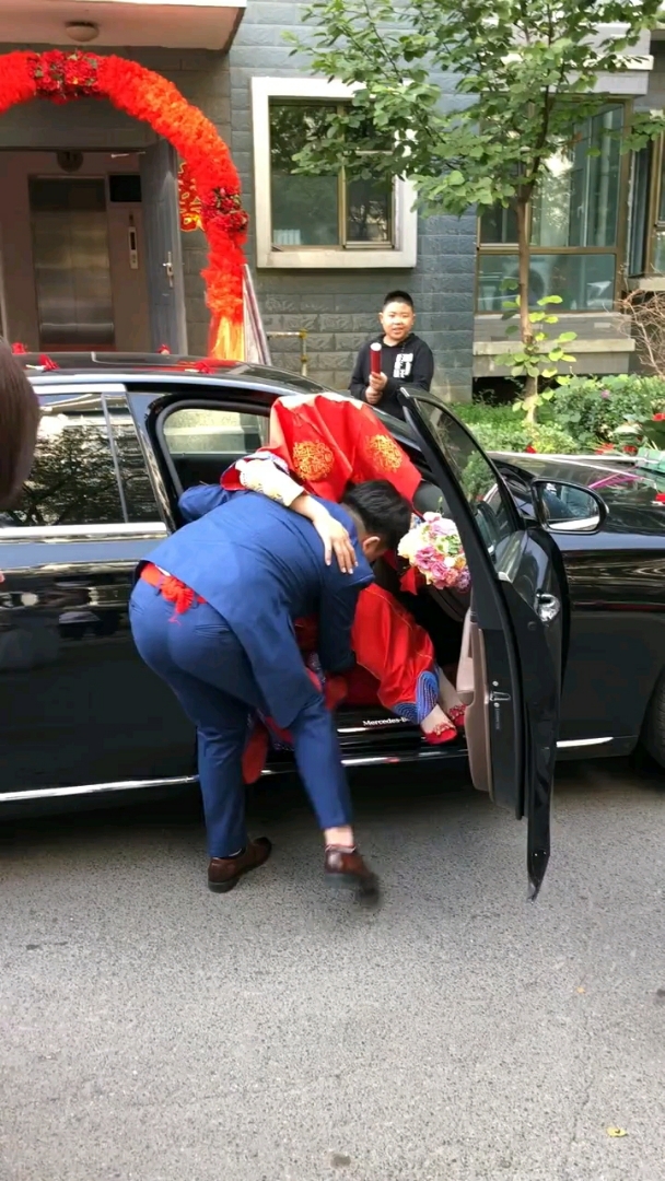 新娘下车了