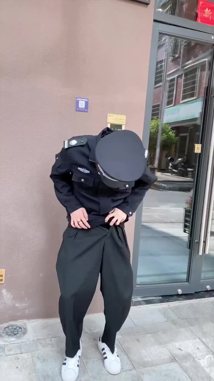 我要上热门#这个保安小哥哥太逗了吧!