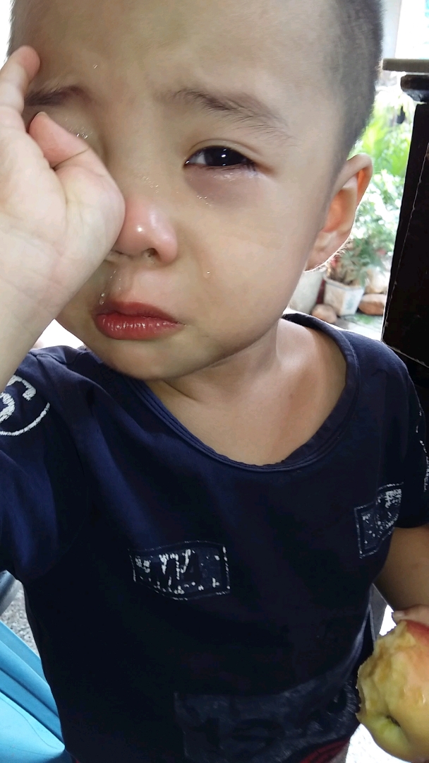 小屁孩让哭就哭,认识下,这就是量量,一个爱哭的小男孩,70后生的二胎