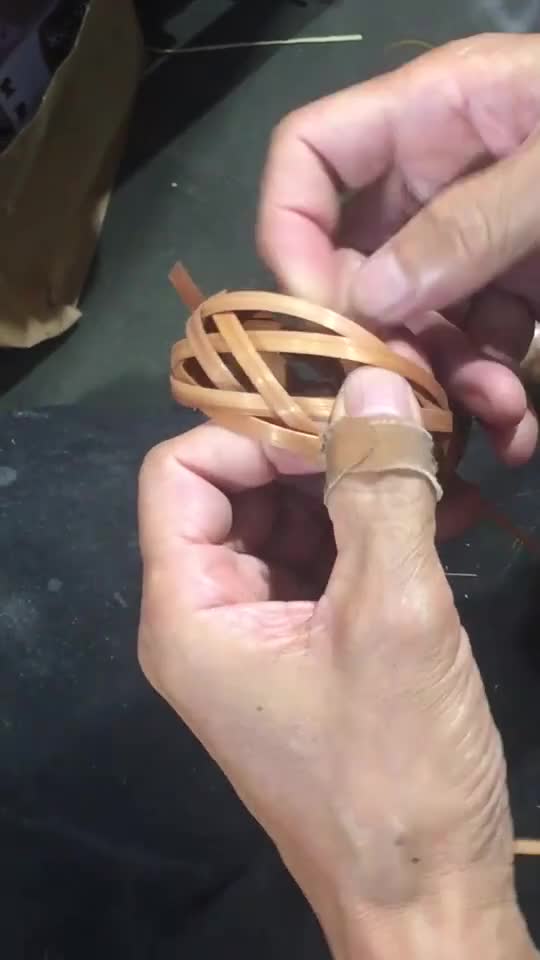 竹编爷爷手工制作的蝈蝈笼,还可以做挂件,你会做吗?