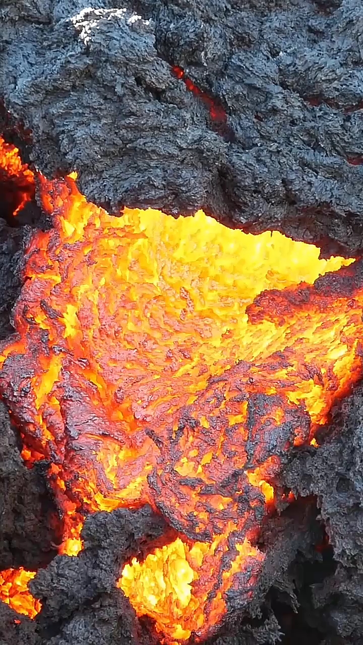 实拍火山岩浆