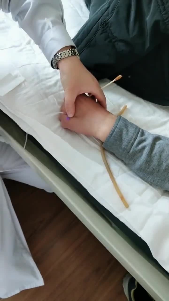 护士小姐姐给病人扎针,动作"行云流水",一点都不"拖泥带水"