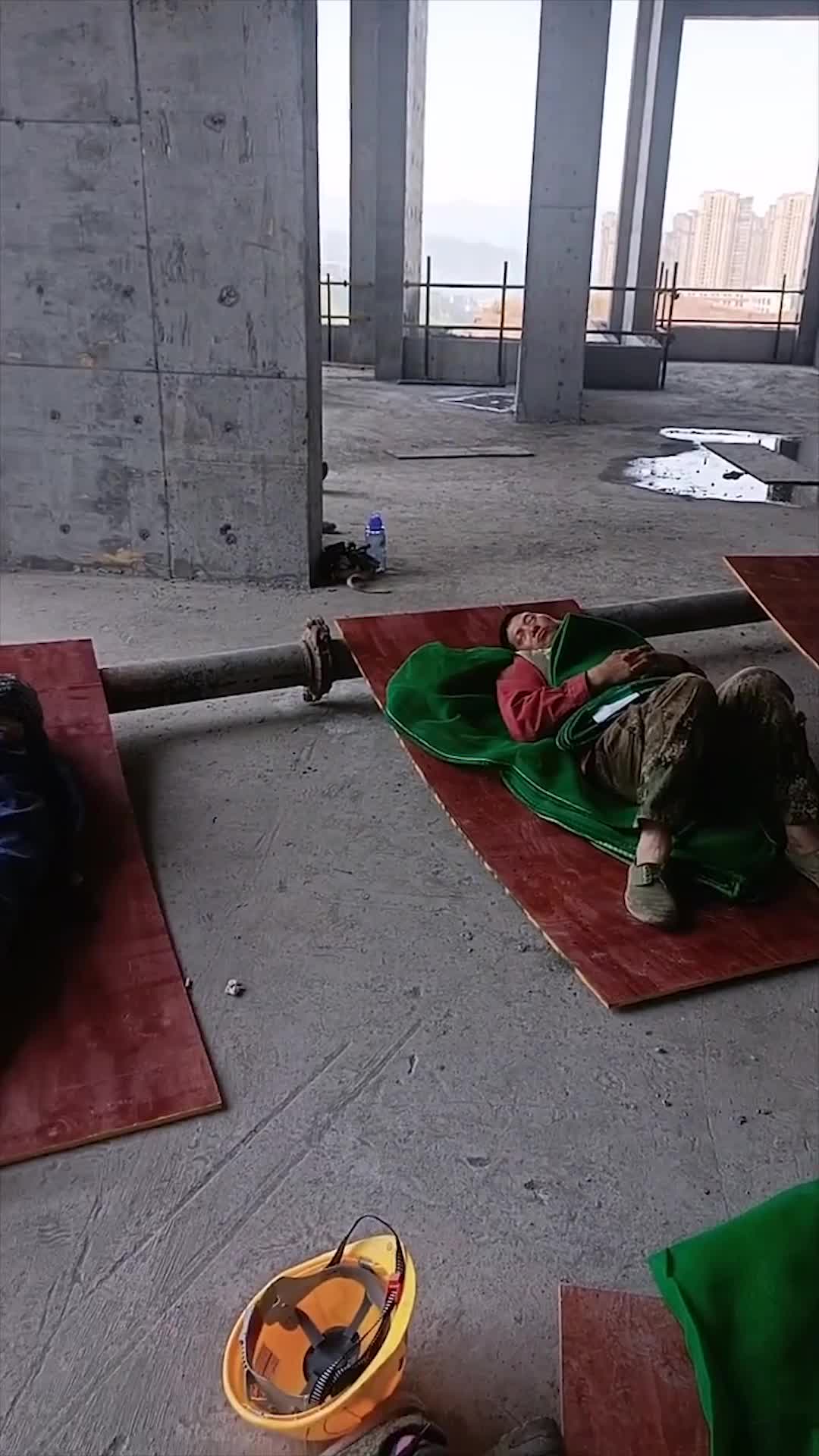 上了年纪的师傅们在工地上干活是真的累啊