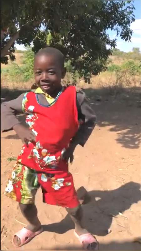 娱乐玩游戏#非洲的萌娃跳舞真是太逗了,而且表情也很搞怪,网友:牛!