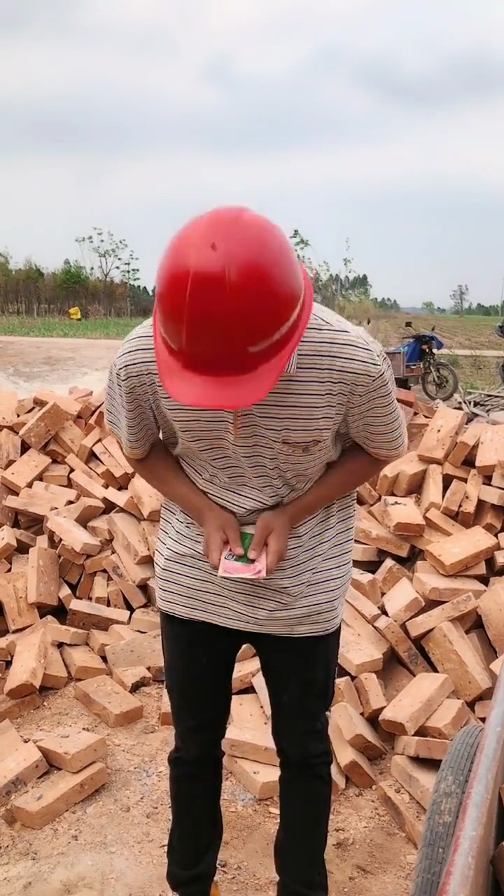 全民正能量#搬砖工人遇上好心老板