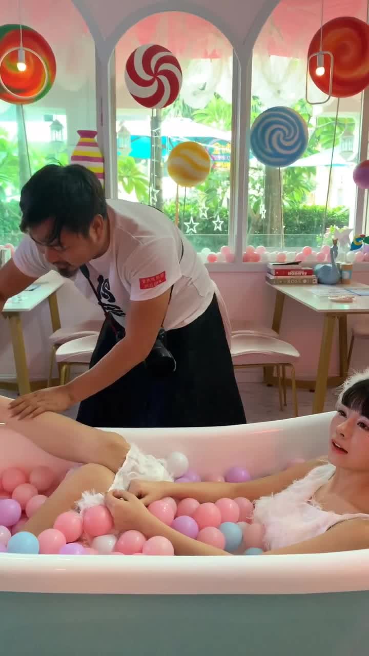 捣蛋鬼摄影师为你拉裙子,不要怕