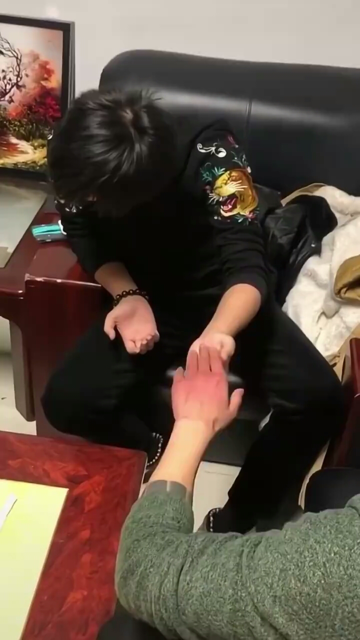 小时候常玩的打手游戏,让这个小哥玩出了其中的精髓,被打的大哥也太惨