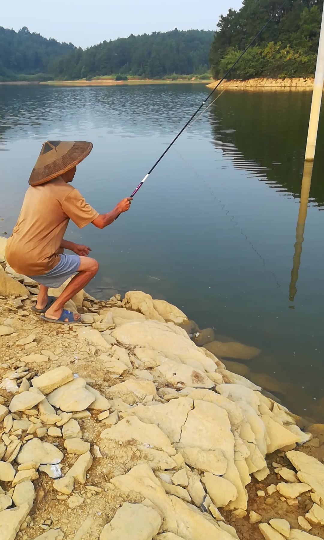 大爷说在家总被儿子儿媳妇骂,所以每天就跑出来钓鱼!