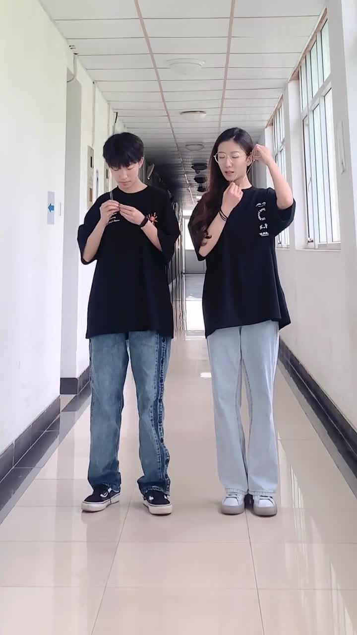 咬着链子容易流口水双胞胎姐妹东南亚吊链舞你的眼睛像星星汶贝贝汶