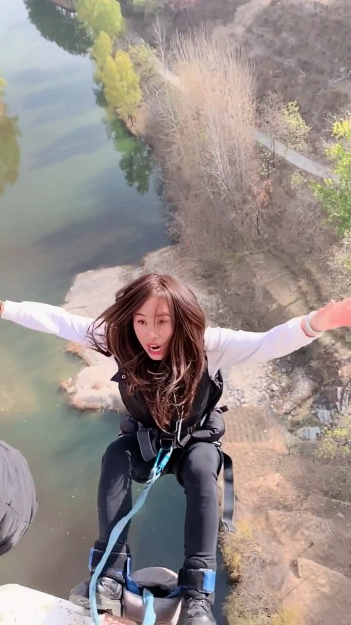 蹦极的女孩儿#这表情这姿势简直帅呆了