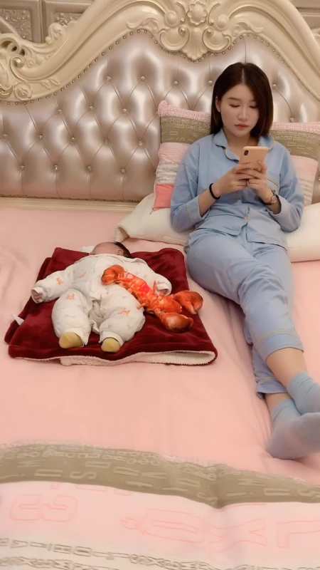 奇闻趣事抢先看#带娃还是这个方法好,不哭不闹!终于可以休息一下了!