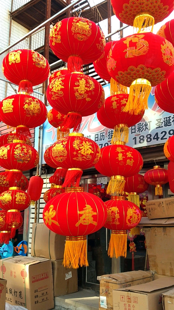 大红灯笼高高挂