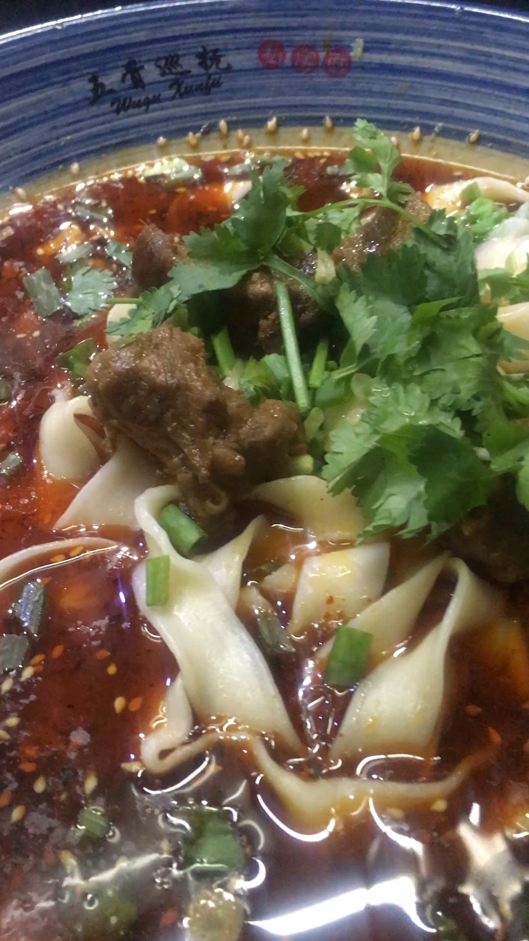 看一下这碗牛肉刀削面,想不想吃嘛?