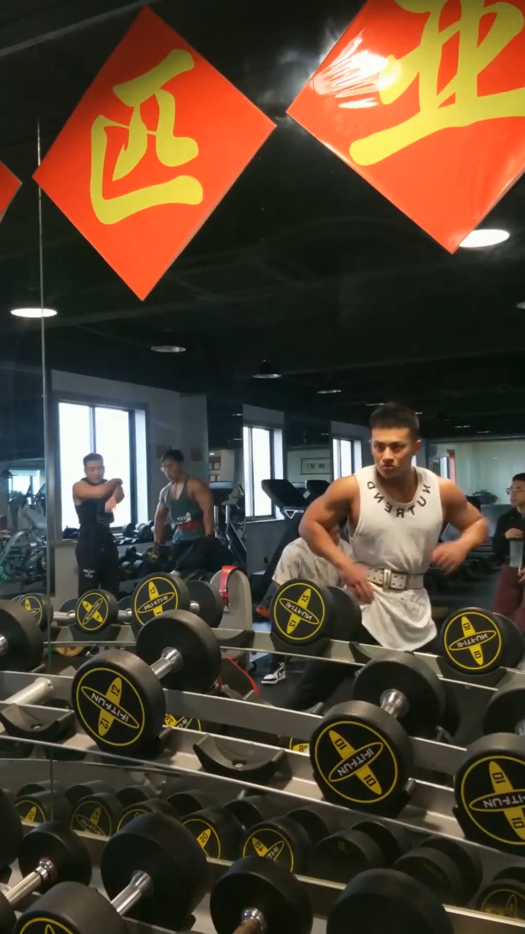 娱乐#肌肉男:健身小哥肌肉秀来一波!看得我心花怒放啊!