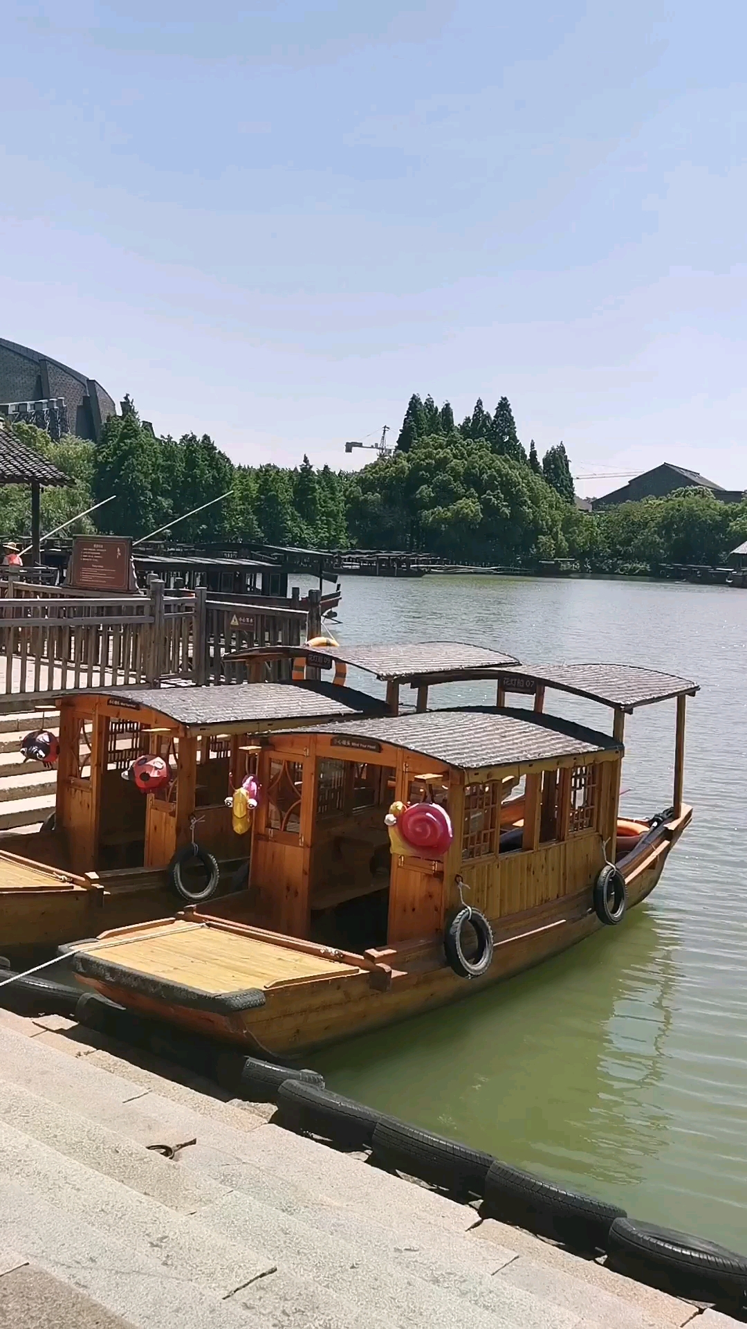 江南水乡乌镇的乌篷船