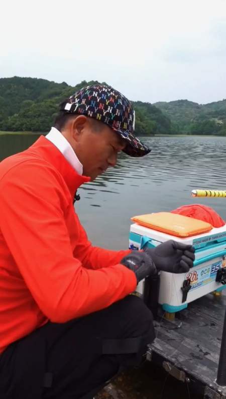 邓老师小课堂,钓鱼为什么要戴手套