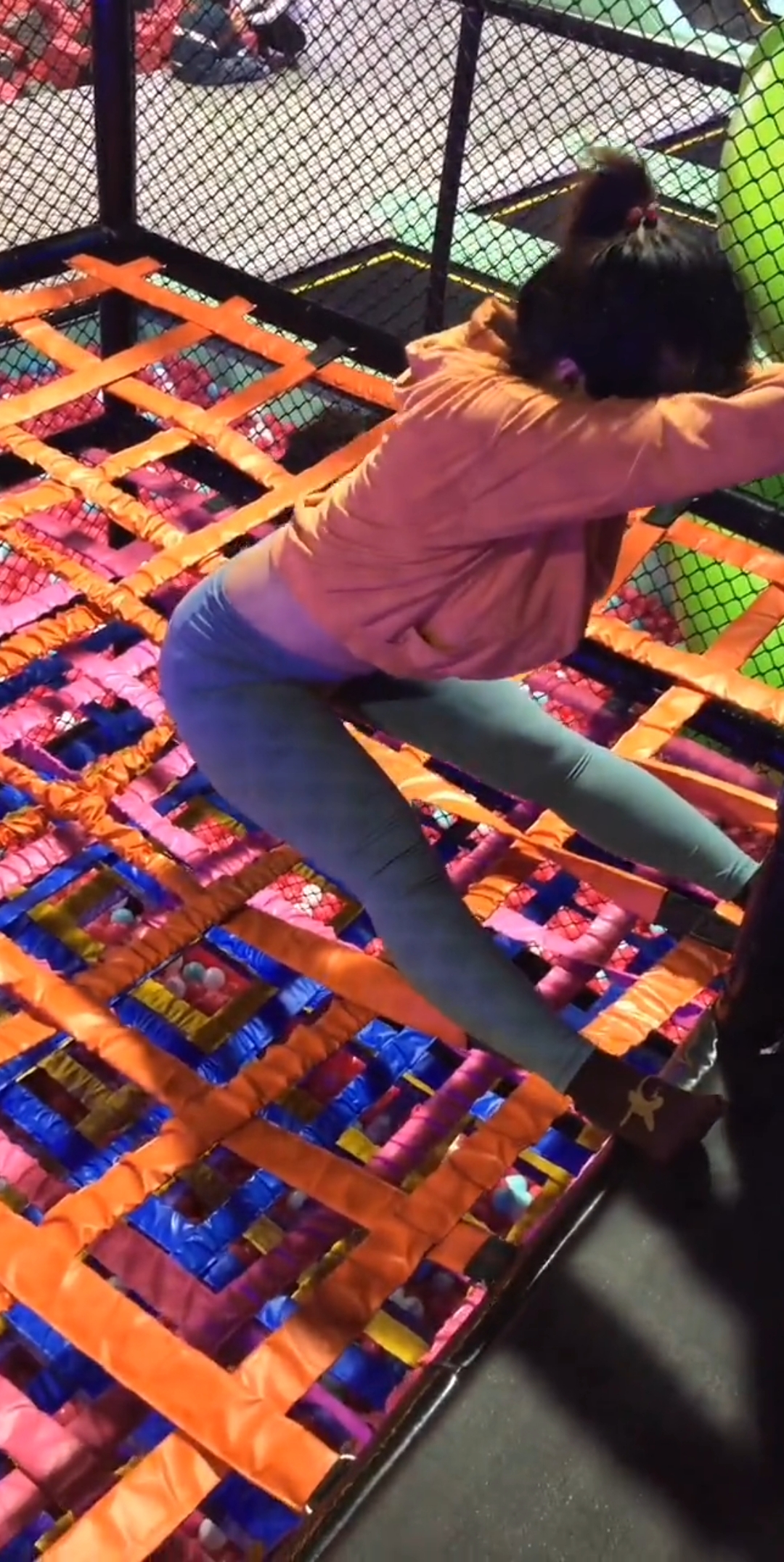 热门蹦床美女多#小姐姐这姿势想干嘛