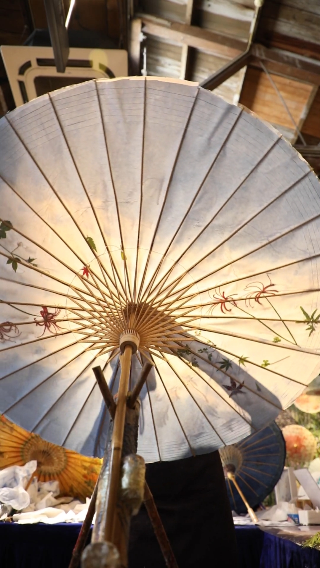 油纸伞奇人匠心#粉丝大老远北京过来,想找我做一把彼岸花油纸伞送