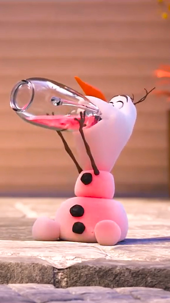 雪宝原来可以可以变色,可以变成彩色,喝什么颜色的水就变什么颜色咯