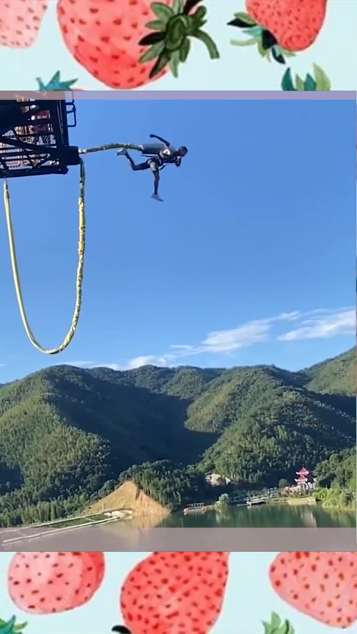 这是我见过最淡定的帅哥蹦极,没有第二,真是太潇洒了!