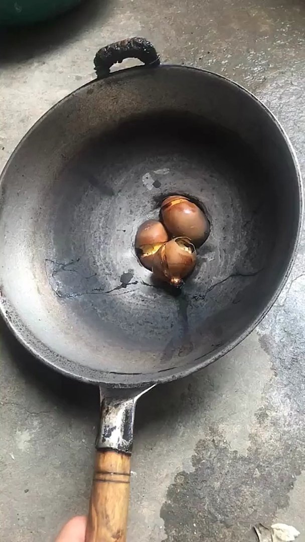 锅都烧穿了,鸡蛋还能吃!