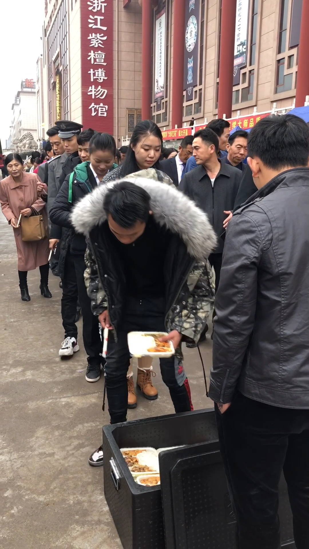 龙套演员领盒饭啦!