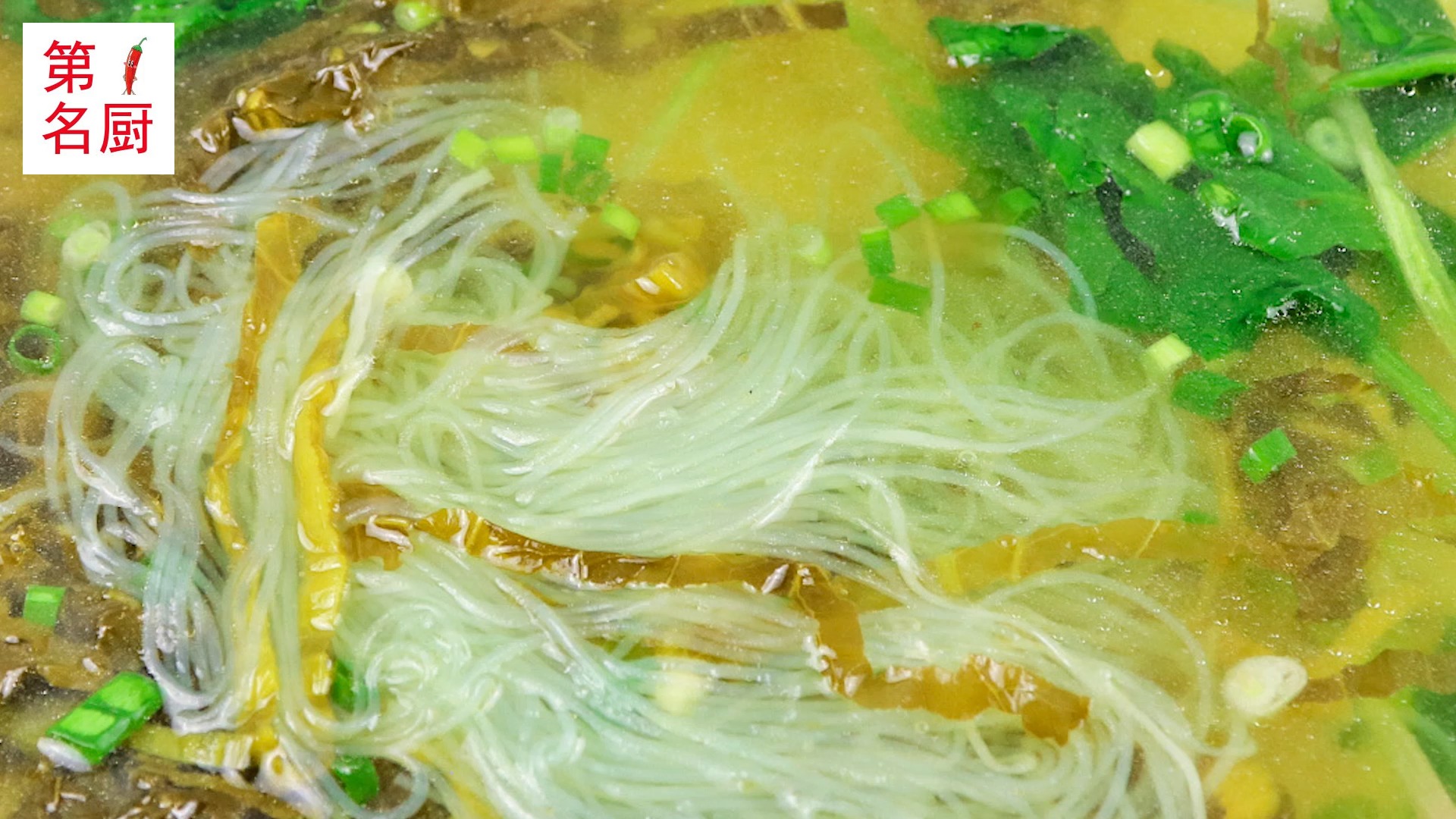 大厨分享酸菜粉丝汤最简单的做法,一焯一烫,三分钟做出清爽靓汤