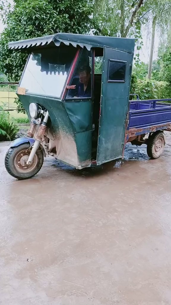 搞笑段子剧#勇哥又买了一辆三轮烂稀烂的摩托车,他还说的他有车打.