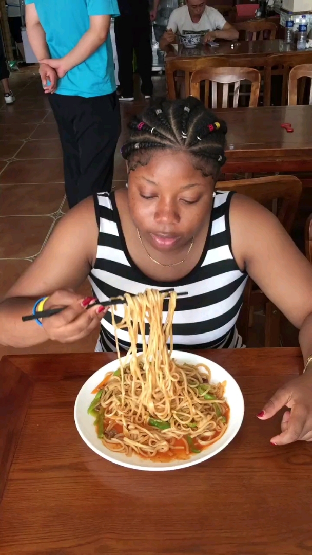 外国人用筷子吃面条