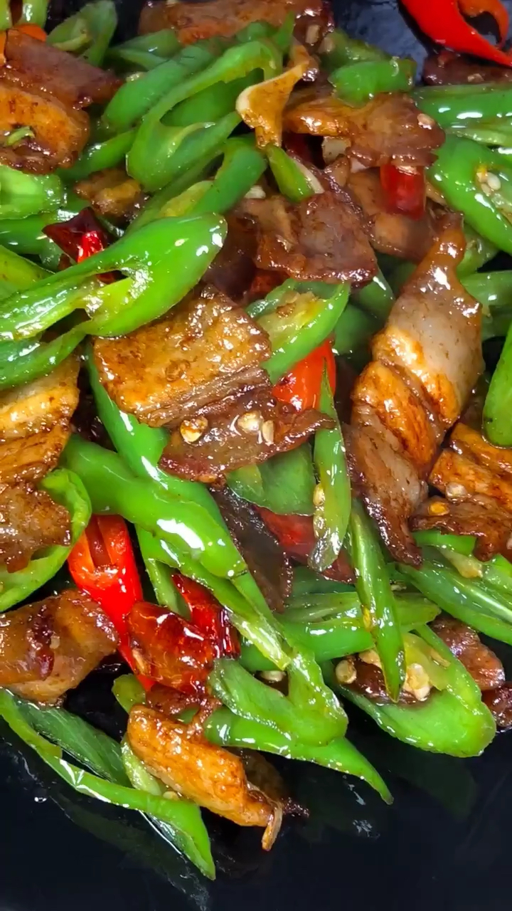 杭椒小炒肉,锅里米饭不够吃了