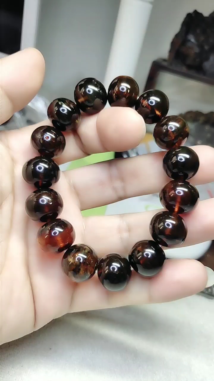 抚顺琥珀老料16毫米的男款手串,有喜欢的关注一下一起交流