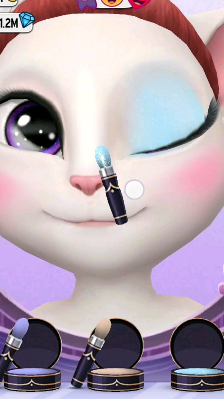 安吉拉化妆真可爱!