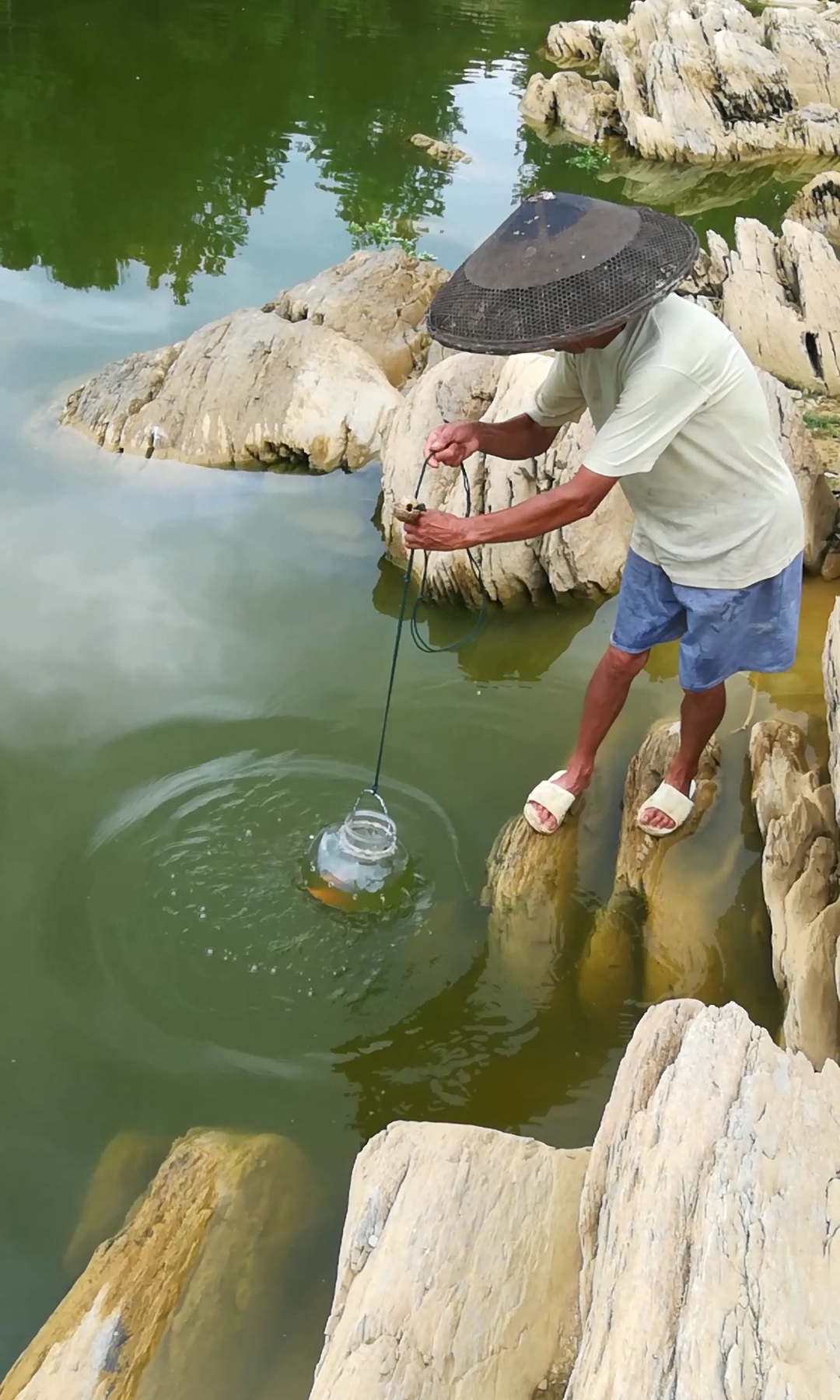 户外抓鱼#高手在民间,你有见过这样抓鱼的吗?