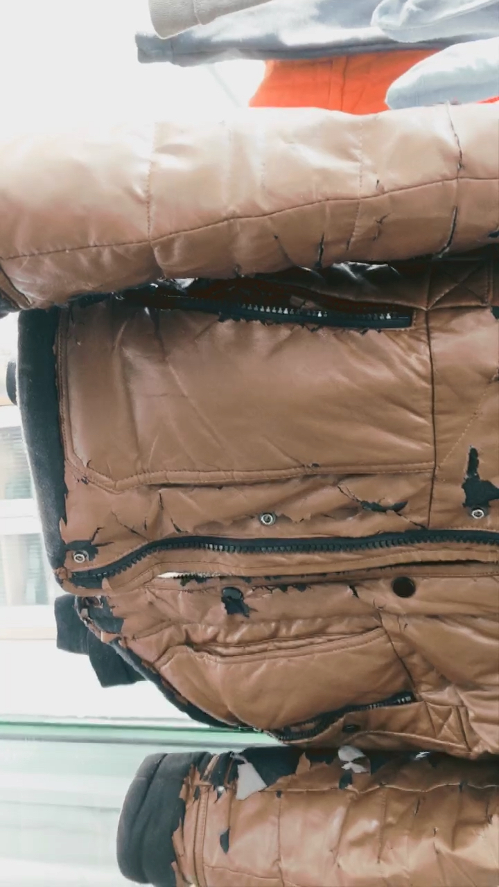 海澜之家的灰鸭绒的羽绒服全脱皮了,还有脸穿上去,扔掉算球