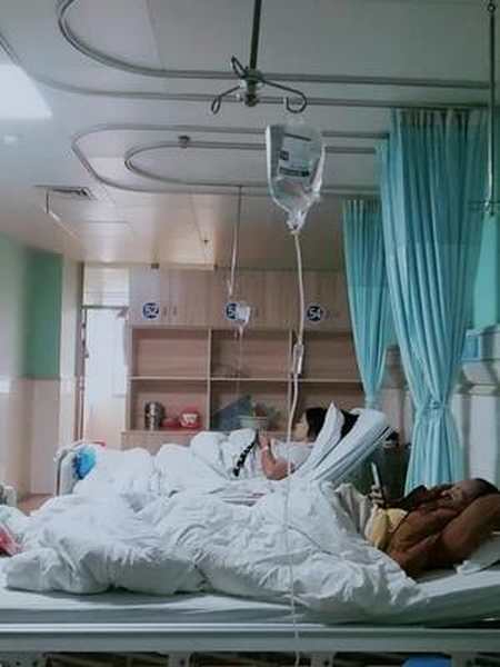 电话立刻几百多公里赶回去把她接来了医院住院早日康复早日回家输液中