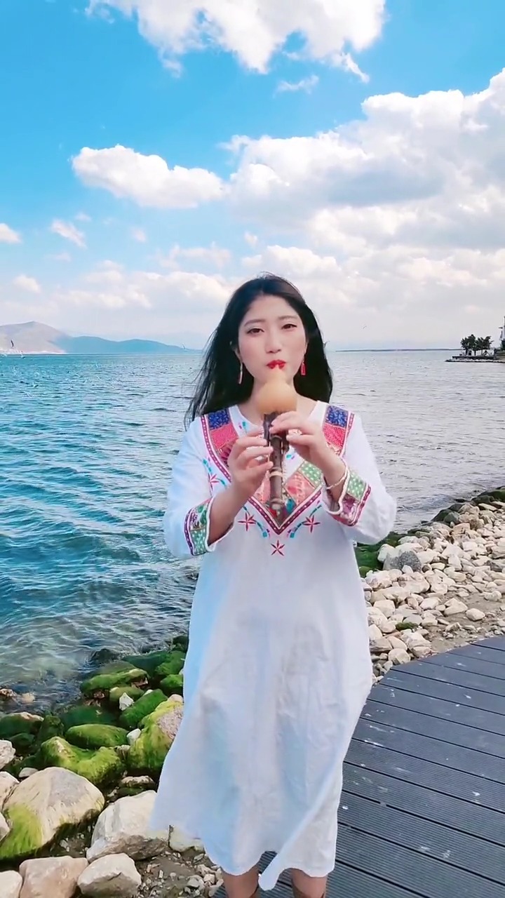 迷惑行为大赏#美女湖边葫芦丝吹奏《清清玉湖水》,柔美悦耳的丝音