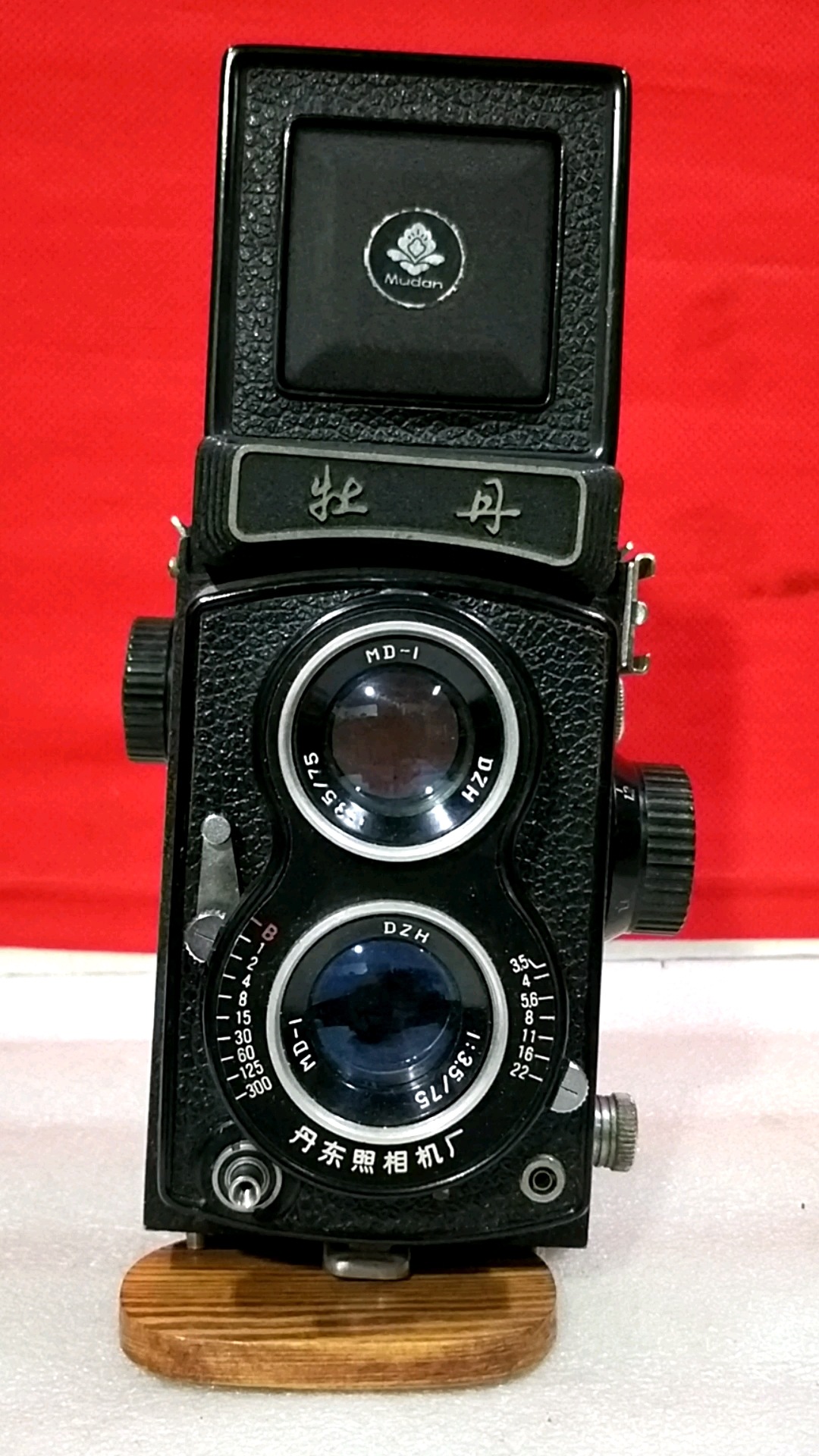 中国丹东照相机厂70年代产的全金属机械(牡丹120双反相机)有自拍器b门