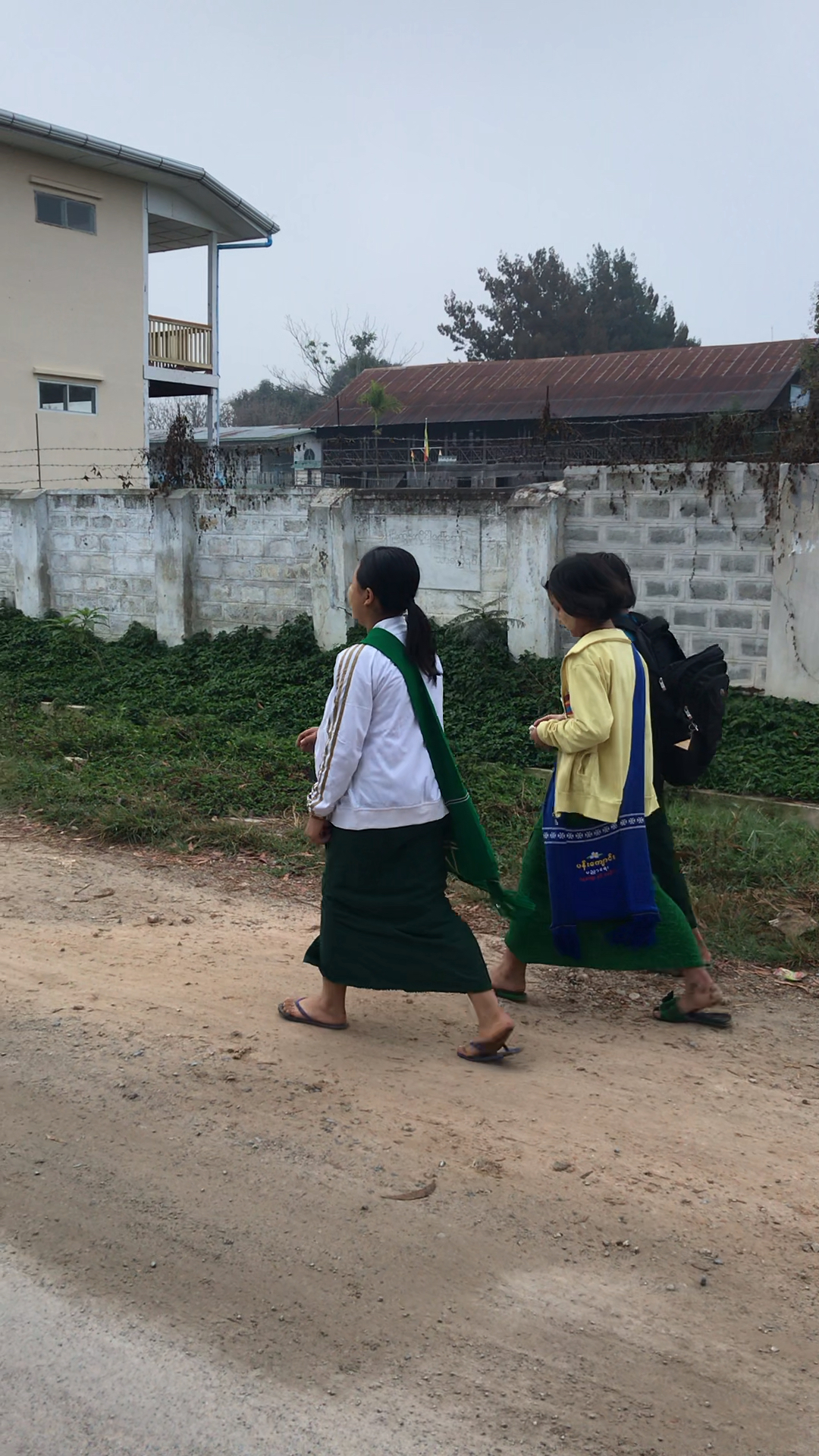 缅甸学生都是拖鞋上学