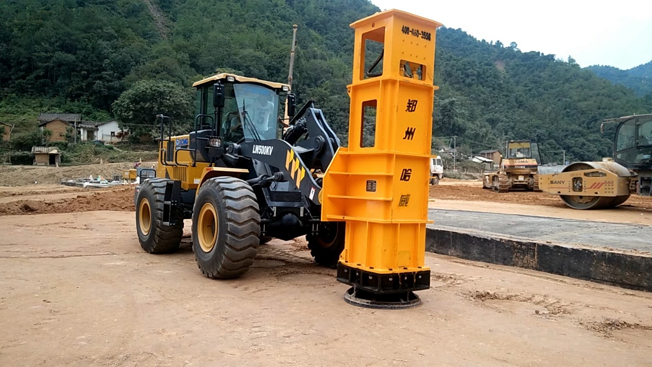 如此简单的铲车打夯机施工现场施工中!