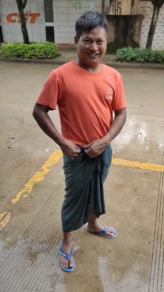 缅甸美女给老哥穿隆基,老哥没脸见人了,太尴尬了