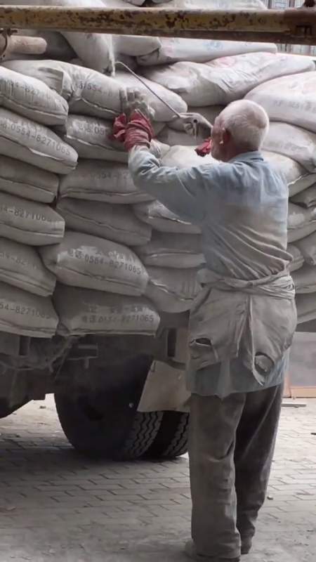 工地71岁大爷大热天卸水泥,没包两毛五,半小时卸8吨!