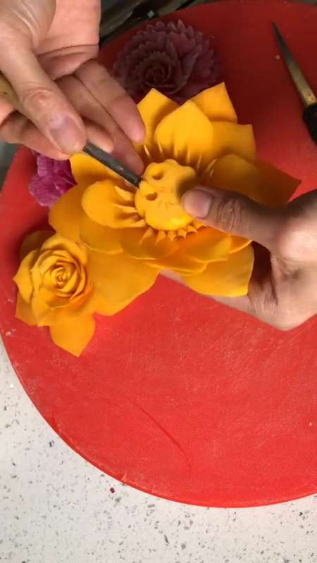 荷花雕刻教程,只需要一跟胡萝卜,真是太惊艳了!