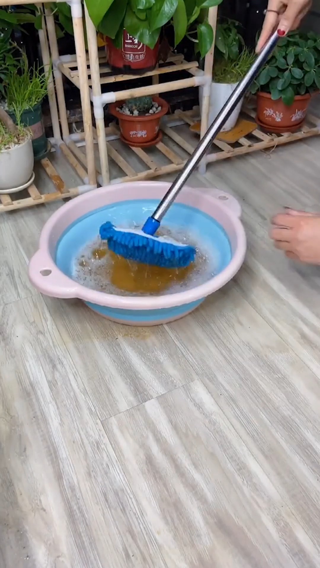 快过年了,给家里快备上这个三角拖把,高的地方也能清理干净