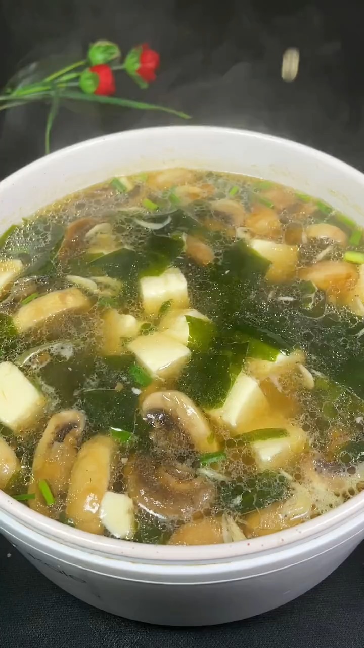 天热没胃口试试这个裙带菜蘑菇汤清淡好喝有营养美食家常美食