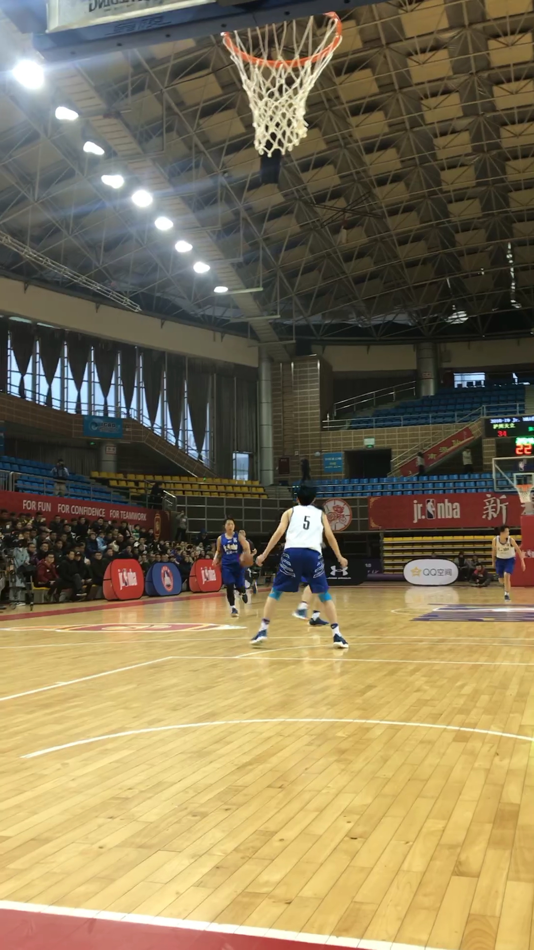 又是宜宾一中4号赵单单,漂亮转身高难度上篮得手!