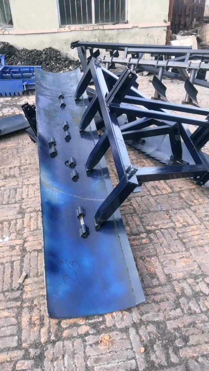 两台水旱两用液压刮板一会准备发货了