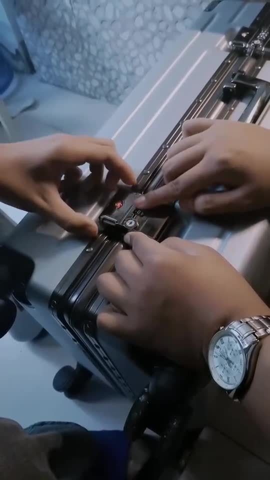 开学两个月了密码箱还没有打开,花钱请了两位开锁师傅两人的操作把我